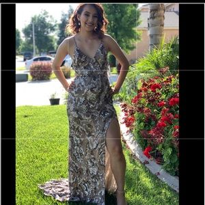 Prom dress size 2 can be adjusted.